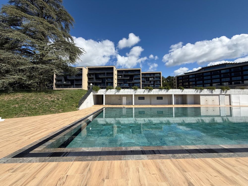 Beau 3.5 pièce neuf de stanting avec terrasse & jardin dans résidence avec piscine - Bild 1