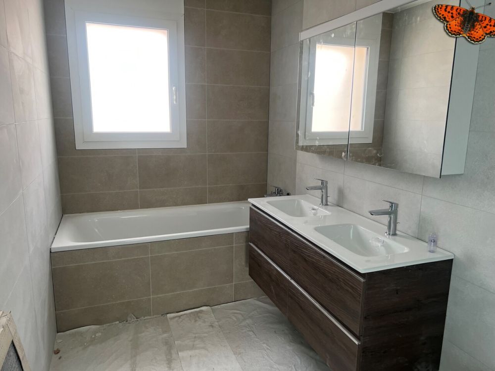 DERNIER LOT - VAULRUZ -  4 ½ PIECES NEUF - JARDIN 92m² - salle de bains
