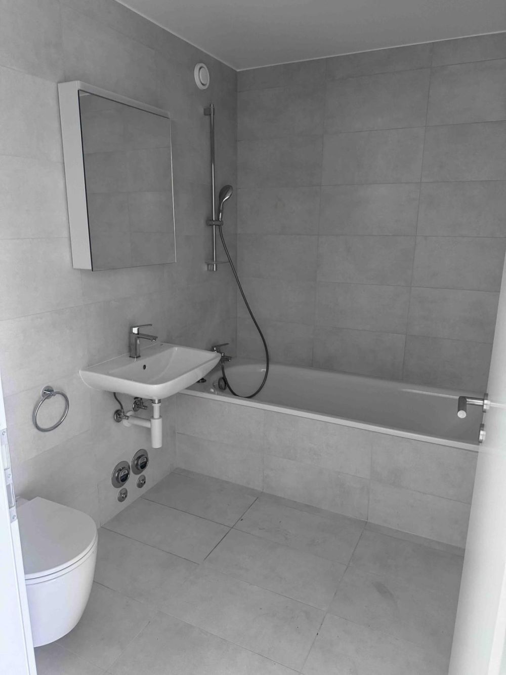 À louer Appartement neuf de 2,5 pièces avec balcon / parking intérieur - Bild 6