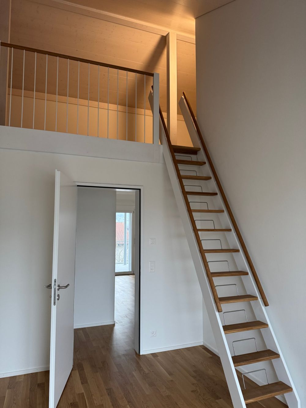 Attraktive 5.5 Familienwohnung im 2. OG / DG in Pratteln - Zimmer mit Galerie