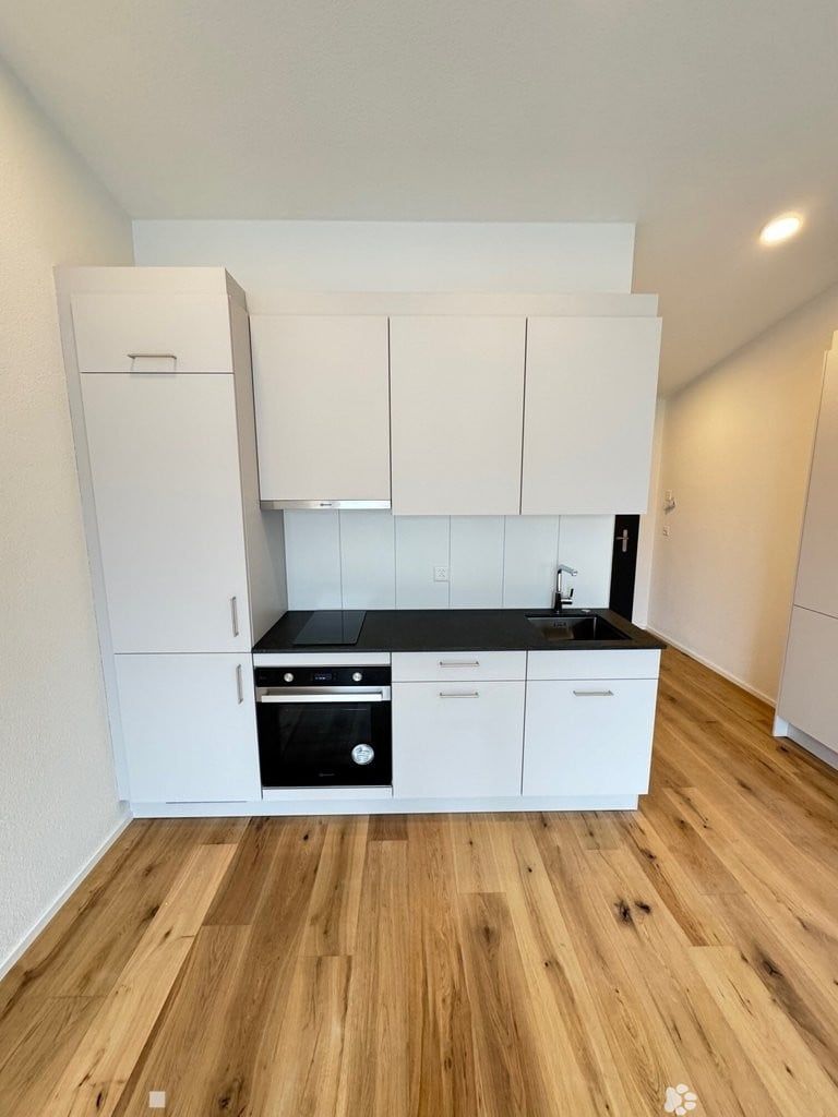 Modernes Wohnen im Neubau: 1.5-Zimmer-Wohnung mit Balkon im 3. OG - Kueche.jpg