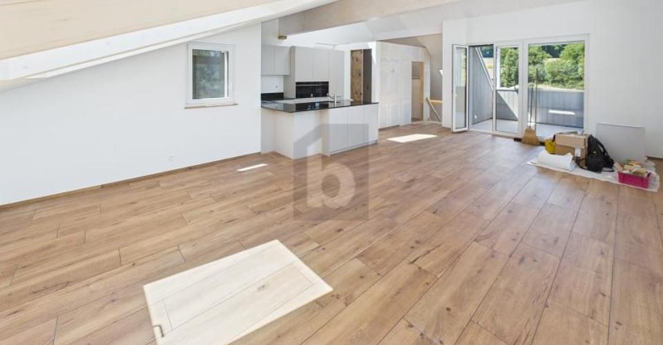 ERSTBEZUG, IM EIGENTUMSSTANDARD, MIT VIEL HOLZ - Duplex 3.5 pièces - image - 1