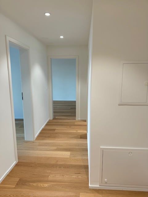 Ab 1.4.2026 -  Wunderschöne 2.5 Zi Wohnung W2, lauschiger Balkon - Bild 3