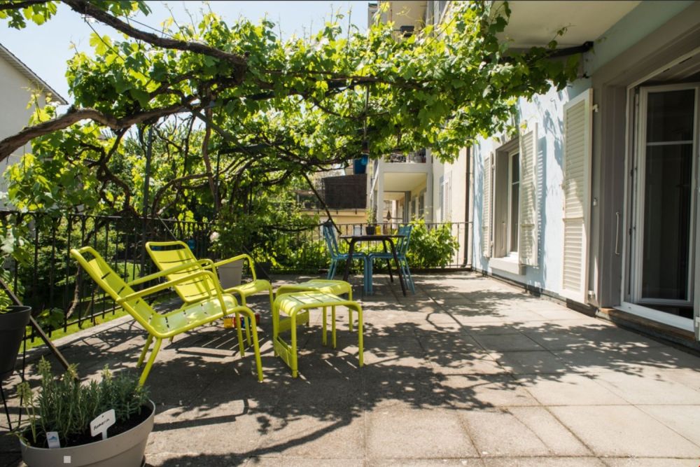 Moderne 2.5-Zimmer-Wohnung mit Terrasse im Hochparterre - Bild 1