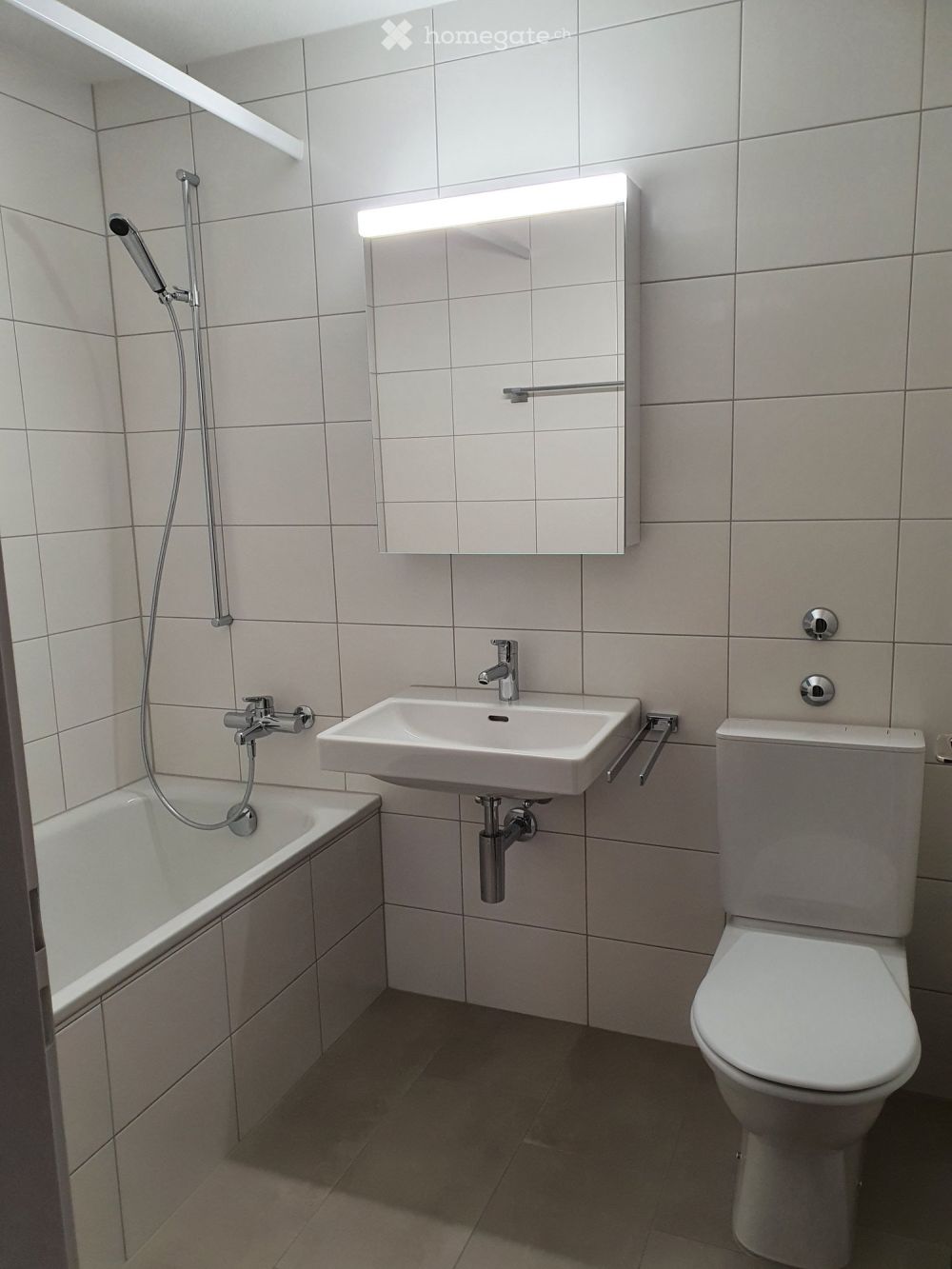 Neu renovierte 2.5 Zimmerwohnung mit Balkon - Bild 2