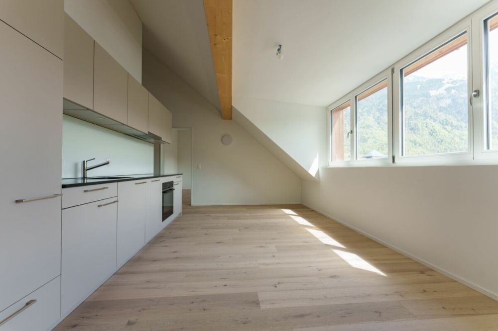 Erstvermietung "Haus Fridolin": Moderne Dachwohnung im Herzen von Glarus - Bild 1