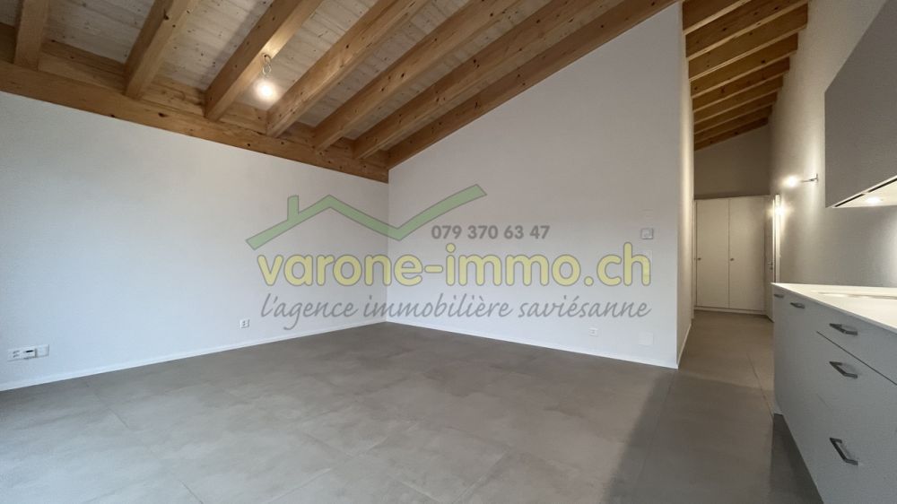 À LOUER à Saint-Germain / Savièse - 2.5 pces - Séjour et cuisine appartement témoin