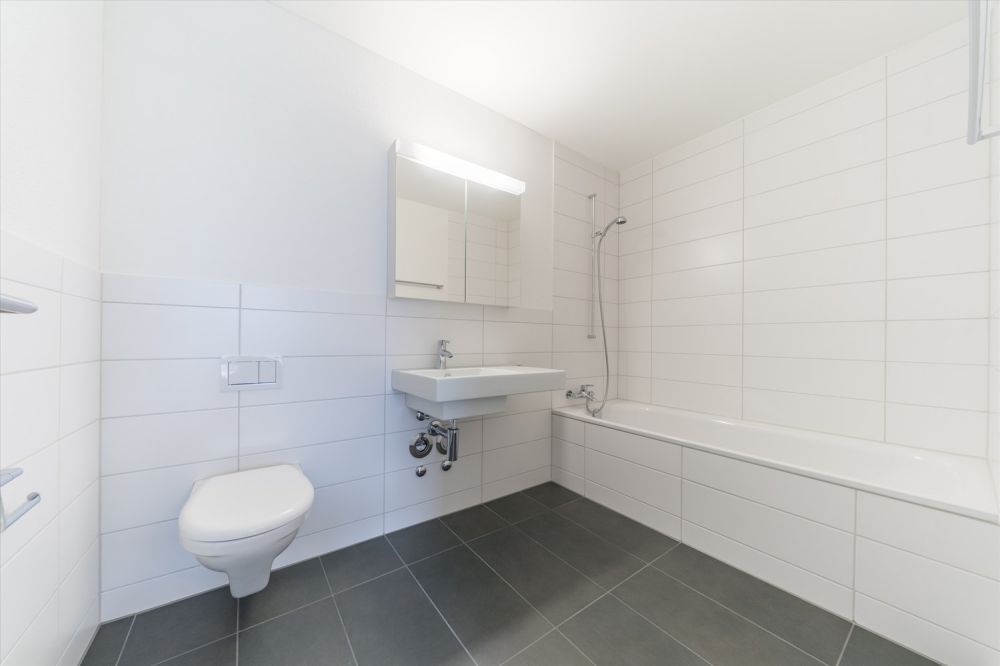 Topmoderne Wohnung direkt beim Bahnhof Suhr - Bad