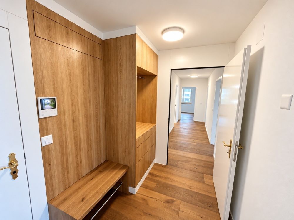 Wohnen mit Weitblick  sanierte 5-Zimmer-Wohnung mit unverbaubarer 180-Seesicht - Die gezeigten Fotos wurden mithilfe künstlicher Intelligenz (KI) bearbeitet und können daher Bild- und Darstellungsfehler aufweisen.