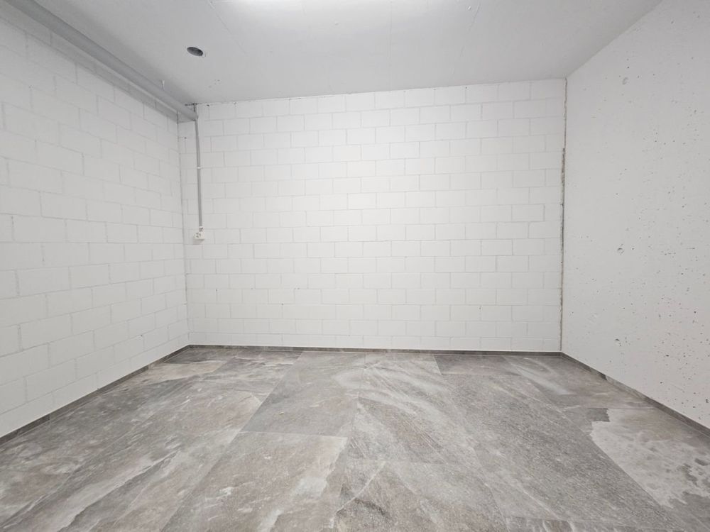 NEUBAU AN TOPLAGE MIT GROSSZÜGIGEM SITZPLATZ (40 M²) SOWIE EIGENER WASCHKÜCHE UND KELLER (17,4 M²). DIE WOHNUNG KANN AUF WUNSCH AUCH MÖBLIERT GEMIETET WERDEN. - Keller