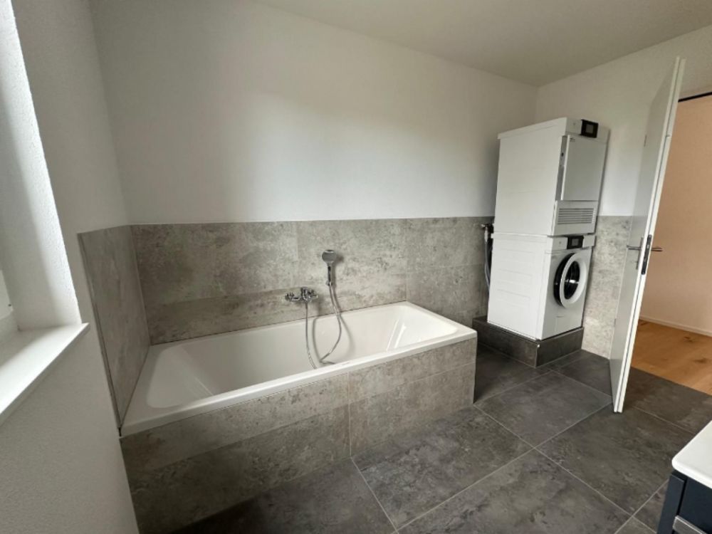 Neuwertige 4.5-Zimmer-Wohnung mit 50 m² Sonnenterrasse, Bora-Küche und 2 E-Parkplätzen - Bild 5