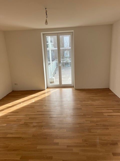 Erstvermietung nach Totalsanierung mit grosser Terrasse - Wohnzimmer mit Terrasse