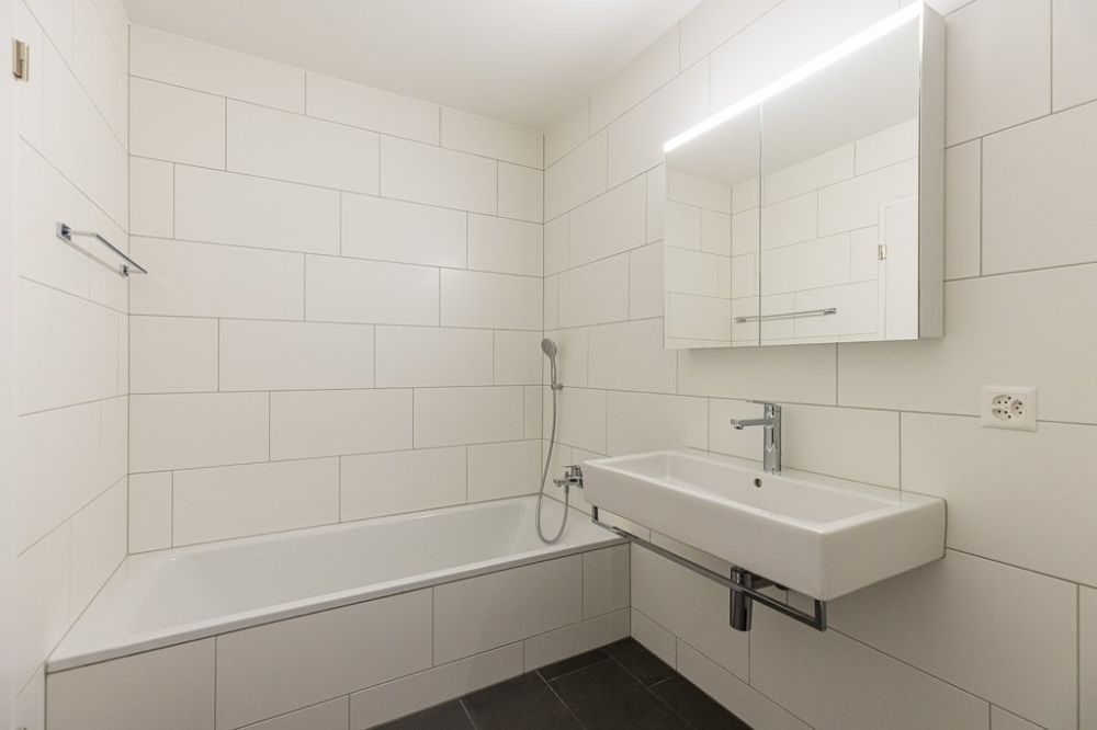 Grosszügige und helle Wohnung - 123-12-0305_Bad_mit_Wanne.jpg