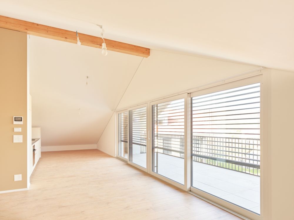 Luxueux 2.5 mansardé, grande baie vitrée sur balcon couvert - Bild 2