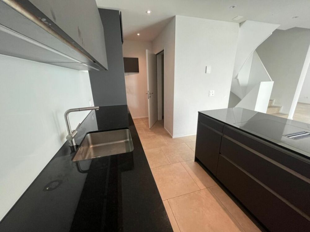 Neuwertiges Doppel-Einfamilienhaus (F1) mit 2 Nasszellen, 2 Parkplätzen, Garten und Sitzplatz - Bild 2