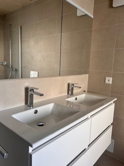 Logement 3.5 pièces au rez-de-chaussée - Lavabo double dans la salle de douche