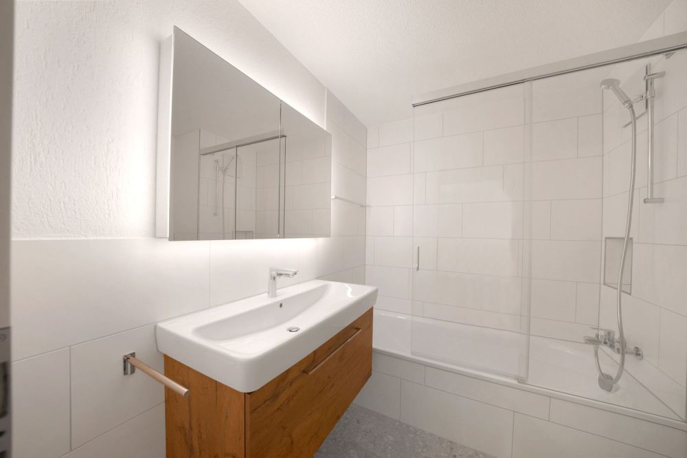 Erstvermietung nach Komplettsanierung: 4.5-Zimmer-Wohnung mit Balkon in Wagen - Bild 11