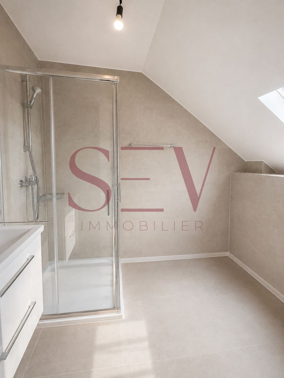 NEUF - Appartement traversant de 4.5 pièces, de 129m2 - Salle de douche