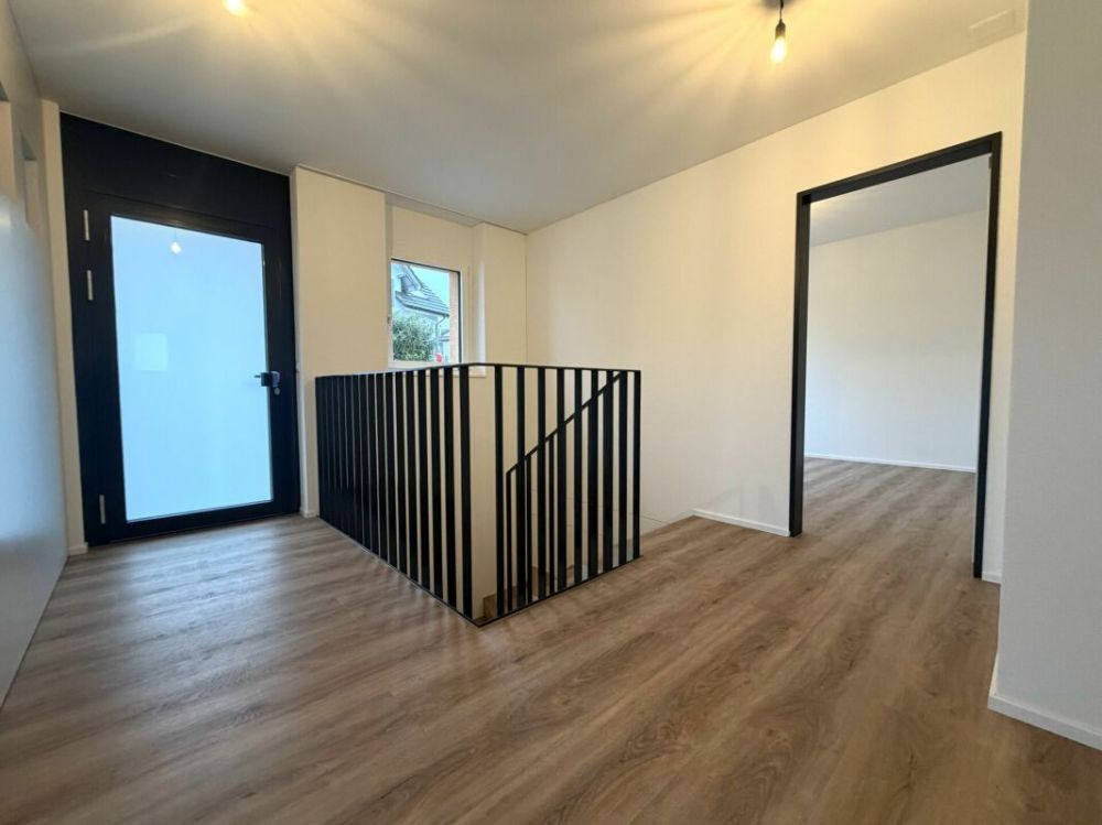 3 1/2 Zimmerwohnung zu vermieten - Eingangsbereich mit Treppe ins UG