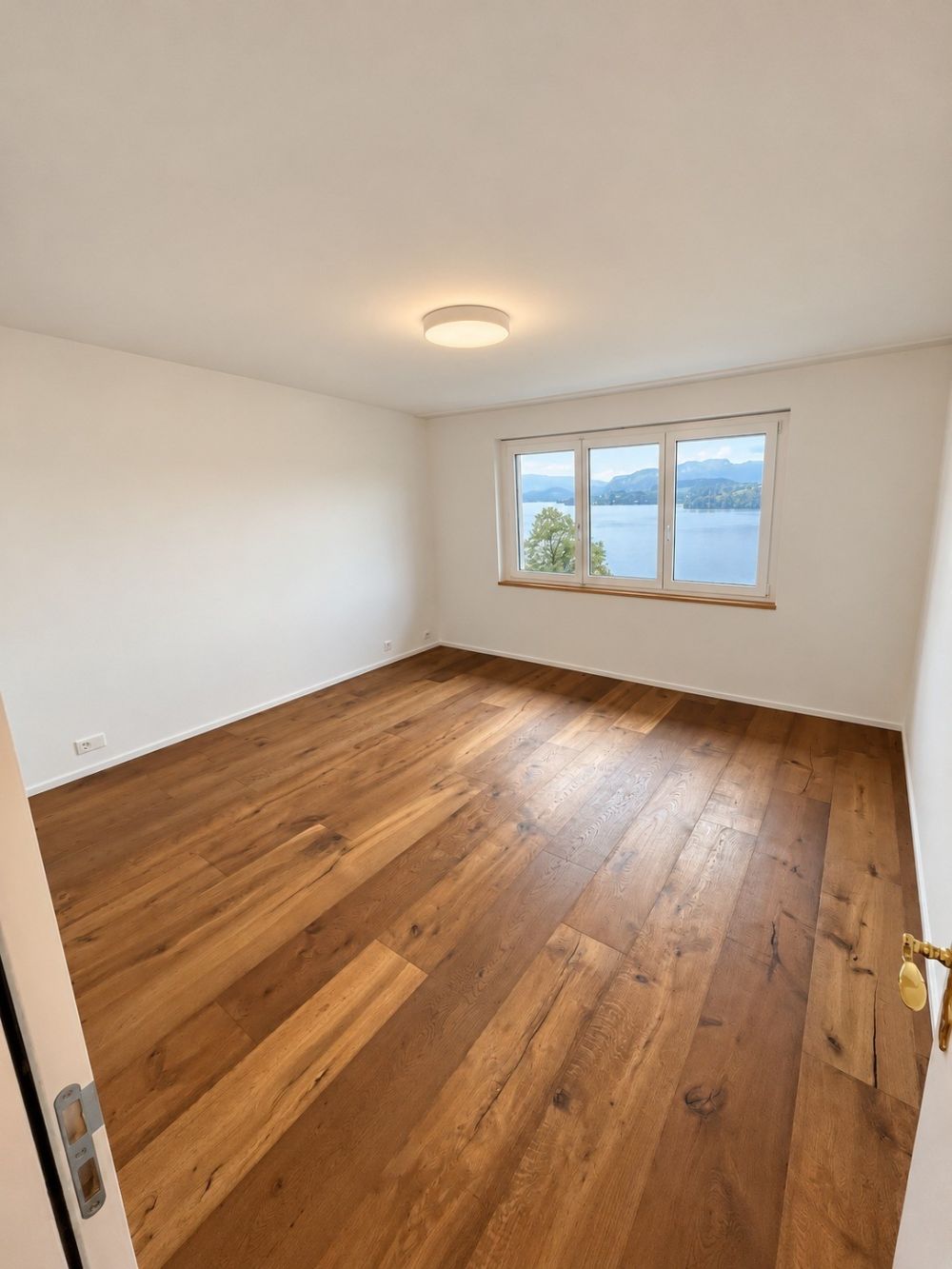 Wohnen mit Weitblick  sanierte 5-Zimmer-Wohnung mit unverbaubarer 180-Seesicht - Die gezeigten Fotos wurden mithilfe künstlicher Intelligenz (KI) bearbeitet und können daher Bild- und Darstellungsfehler aufweisen.