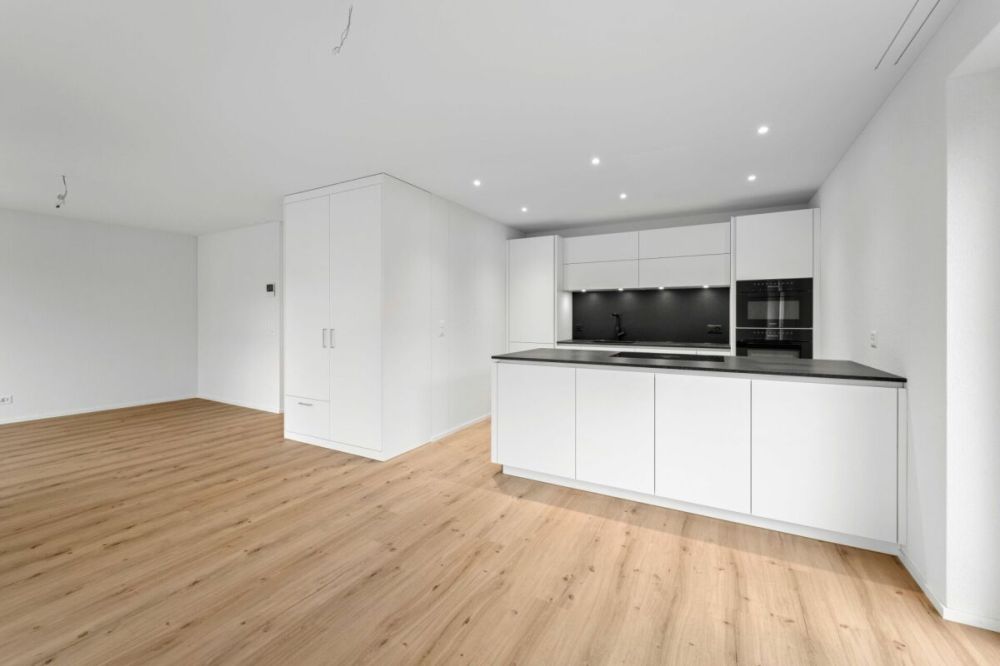 Erstbezug 5,5 Zimmer-Doppeleinfamilienhaus - Küche vom Wohnbereich