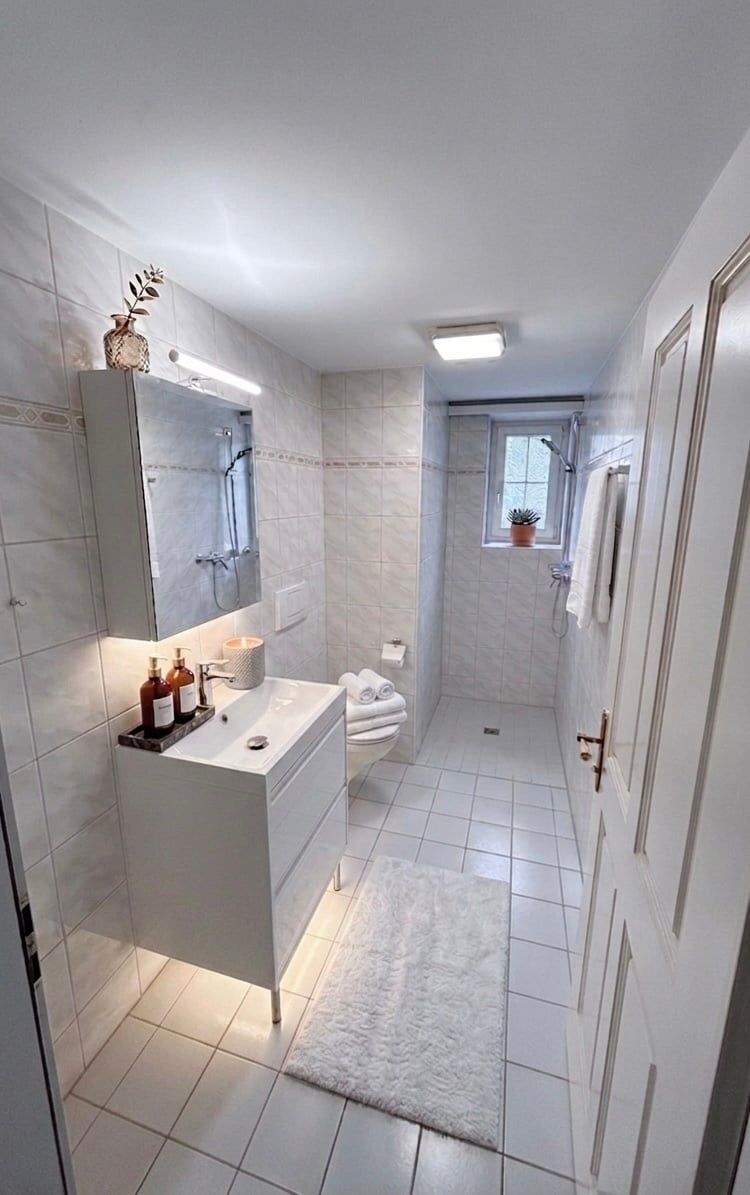 Neu renoviertes Bauernhaus mit 6.5 Zimmern und grosszügigem Garten - WC EG