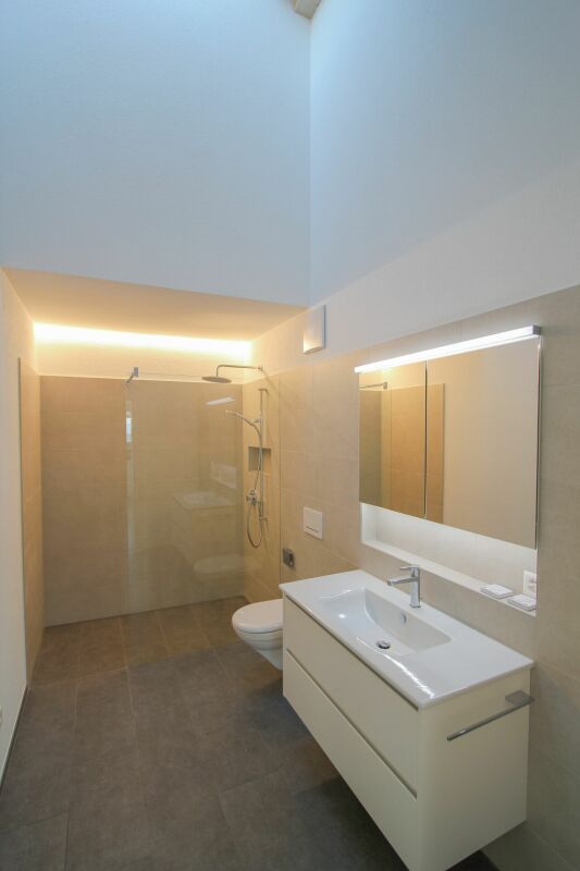 Neuwertige 2.5 Zimmerwohnung im Dachgeschoss - Bild 2