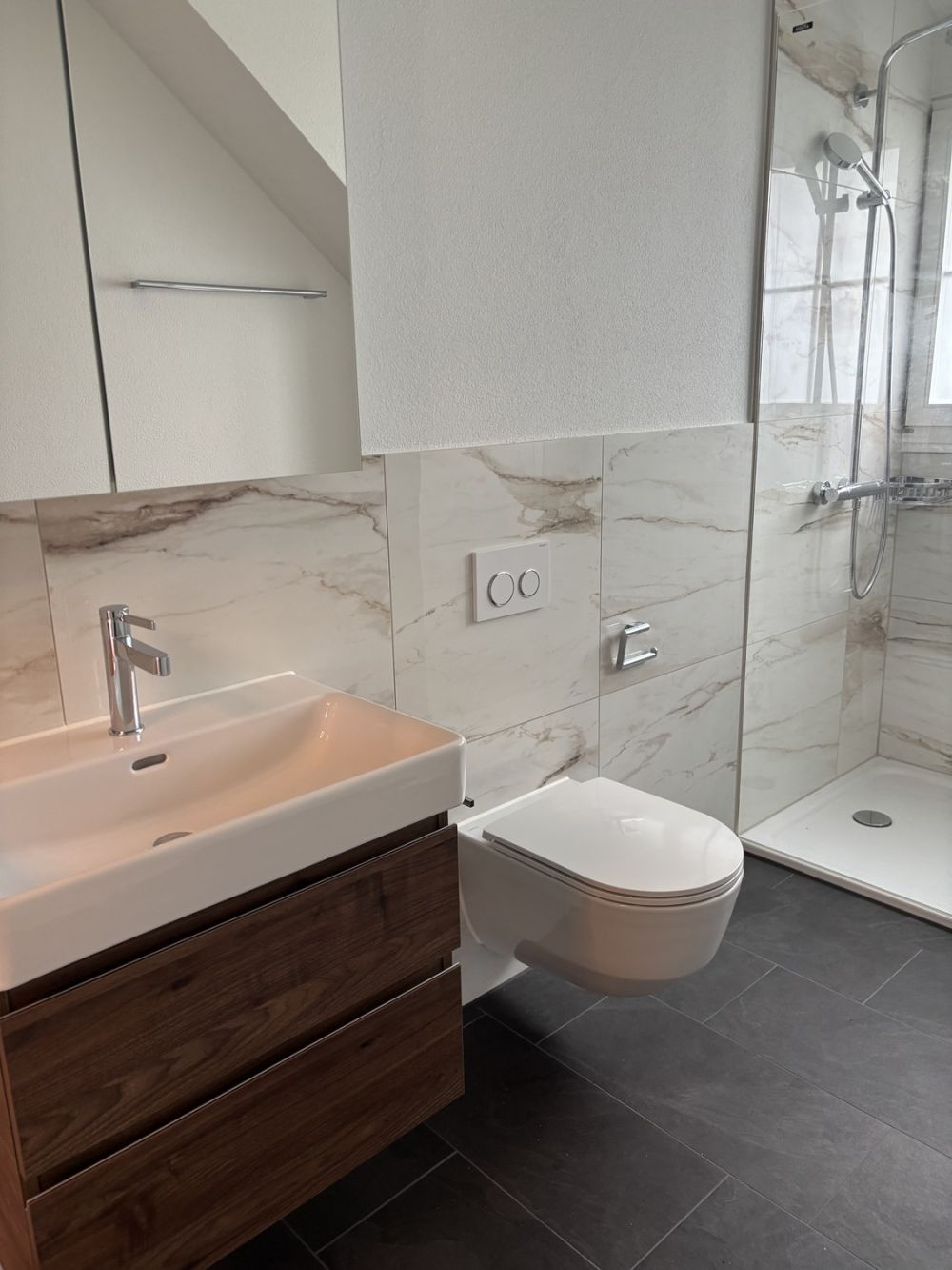 Large 4.5‑room attic apartment (180 m²) – ideal for expats or 2–3 person WG, 20 - 25 min to Basel - Bathroom 2
