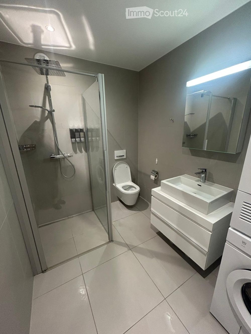 Moderne 2.5-Zimmer-Wohnung mit Garten und Parkplatz (alles inklusive im Preis) in St-Aubin-Sauges - Bild 4