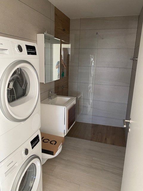 moderne 2.5-Zimmer-Wohnung in Sünikon zu vermieten - Badezimmer