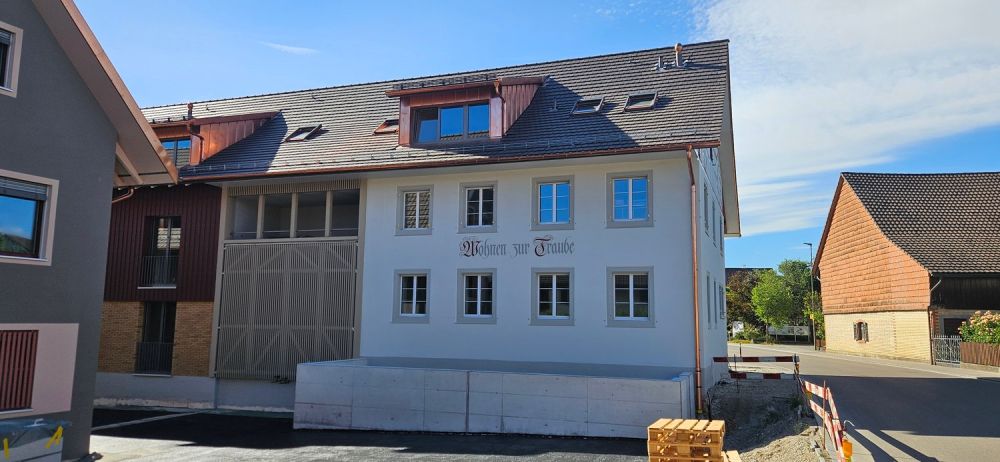 Erstvermietung 3 1/2-Zimmerwohnung im umgebauten Altbau mit 2 Balkonen - Bild 1