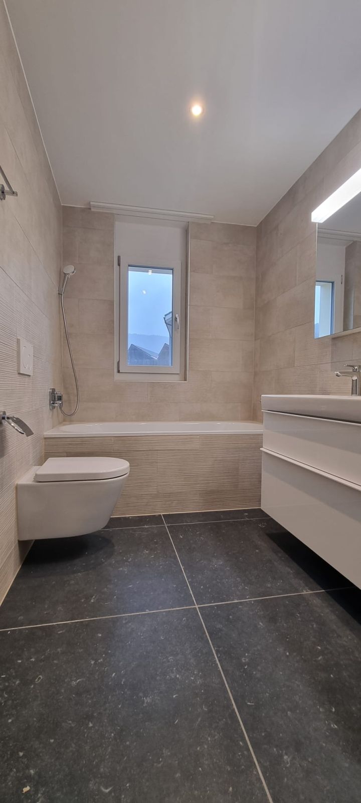 Appartement neuf lumineux et moderne de 4 pièces avec balcon, parking et carport inclus - Bild 8