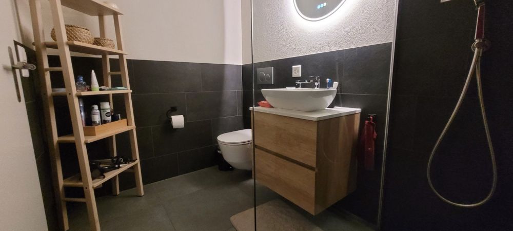 Helles WG-Zimmer in 4.5-Zimmer-Dachwohnung in ruhiger, grüner Umgebung - Bild 8