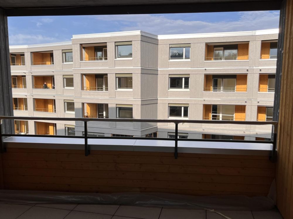 Erstvermietung | Moderne 3.5-Zimmer-Wohnung mit zwei Aussenbereichen & Einstellhallenplatz inklusive - Ausblick Loggia