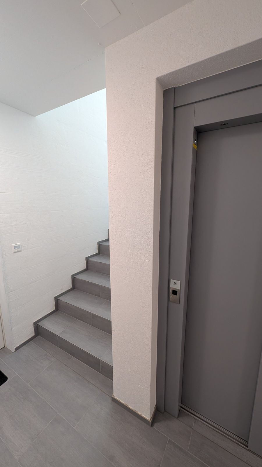 Neubau, moderne 2.5 - Zimmer Attika Wohnung im Eigentumsstandart - Bild 2