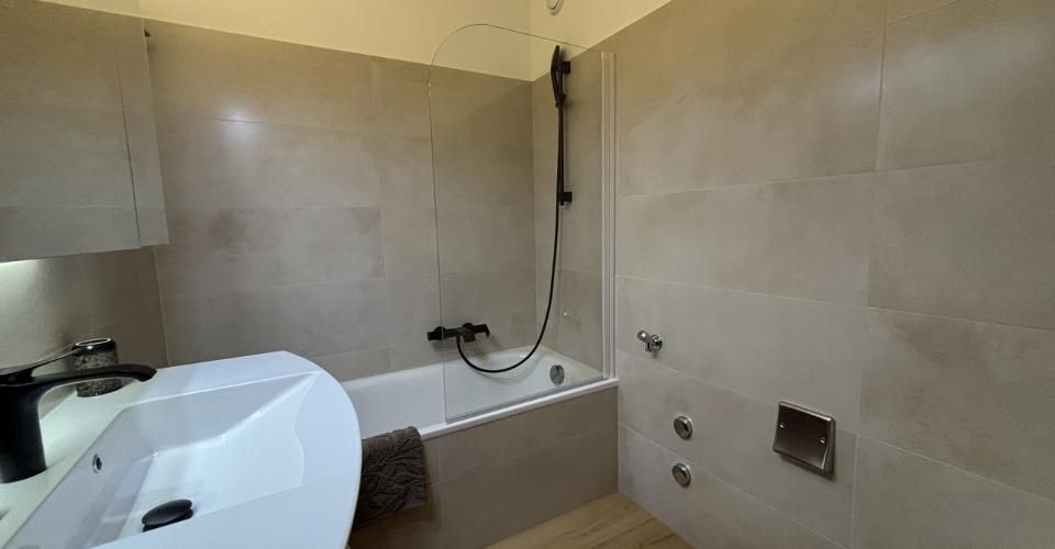 Appartement rénové en plein centre de Crans à louer à l'année - Appartement 3.5 pièces - image - 9