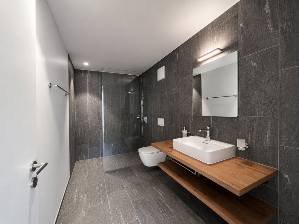 Modern wohnen in Cazis - Ihr neues Zuhause wartet auf Sie - B1.1_Badezimmer.png