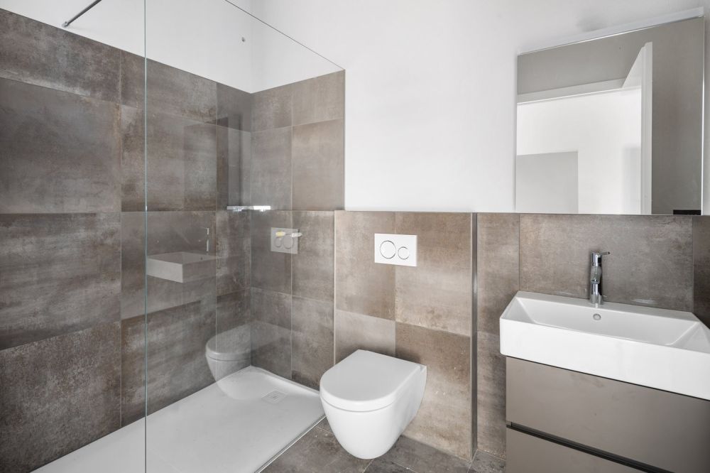 Erstvermietung nach Sanierung - Badezimmer mit Dusche