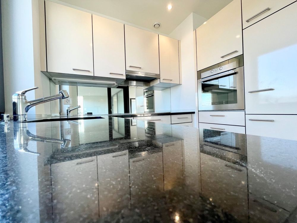 Rooftop! Helle Wohnung mit rieser Dachterrasse an zentraler Lage! - L2131-122 Küche 2