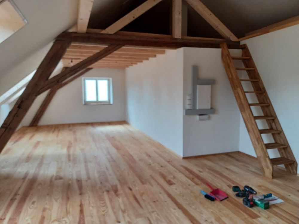 Großzügige Loft Wohnung - Oben Estrich, unten Möglichkeit für ein weiteres Zimmer.