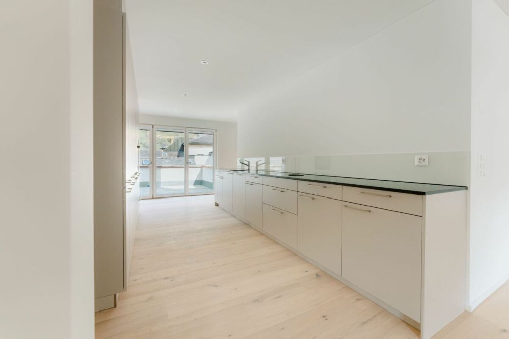 Erstvermietung "Haus Fridolin": Moderne Dach-Maisonettewohnung mit Balkon im Herzen von Glarus - Bild 4