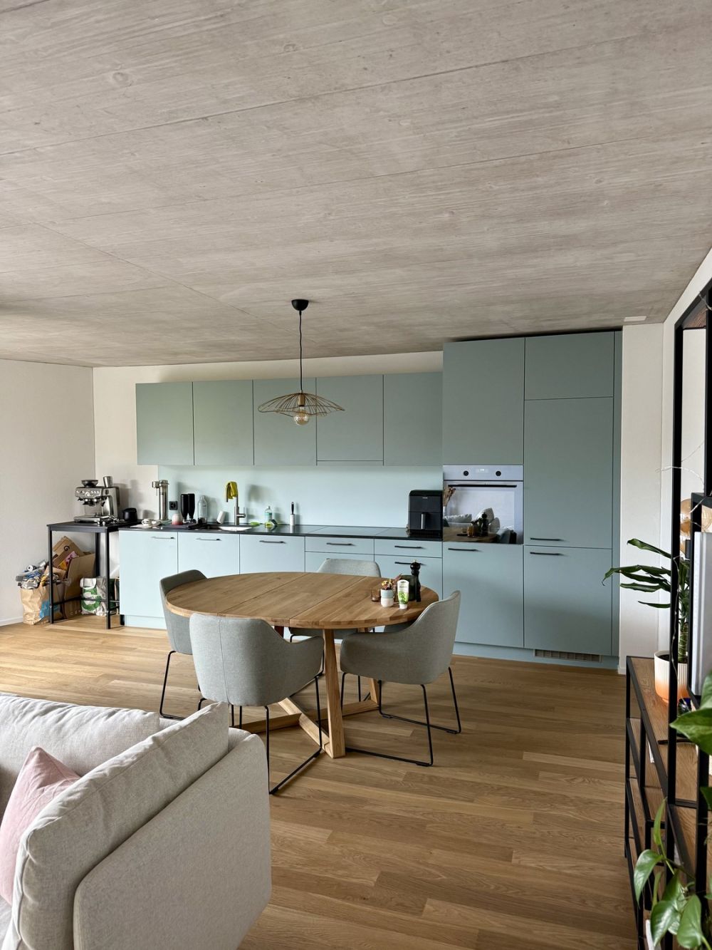 Moderne 2.5-Zimmerwohnung im 5. OG – naturnah wohnen in Kloten - Küche