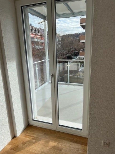 Erstvermietung nach Totalsanierung – Exklusiver Wohnkomfort - Wohnzimmer mit Balkon