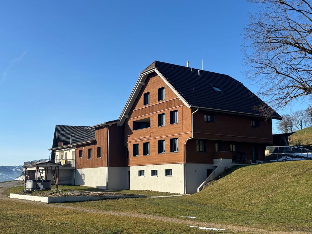 Moderne 5.5-Zimmer-Wohnung mit Balkon - Image 1