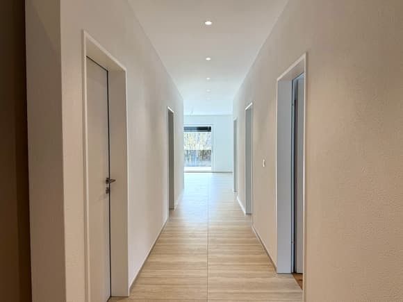 Erstvermietung: Moderne 4.5-Zimmer-Neubau-Wohnung mit Terrasse und schöner Aussicht in Trimbach - Bild 8