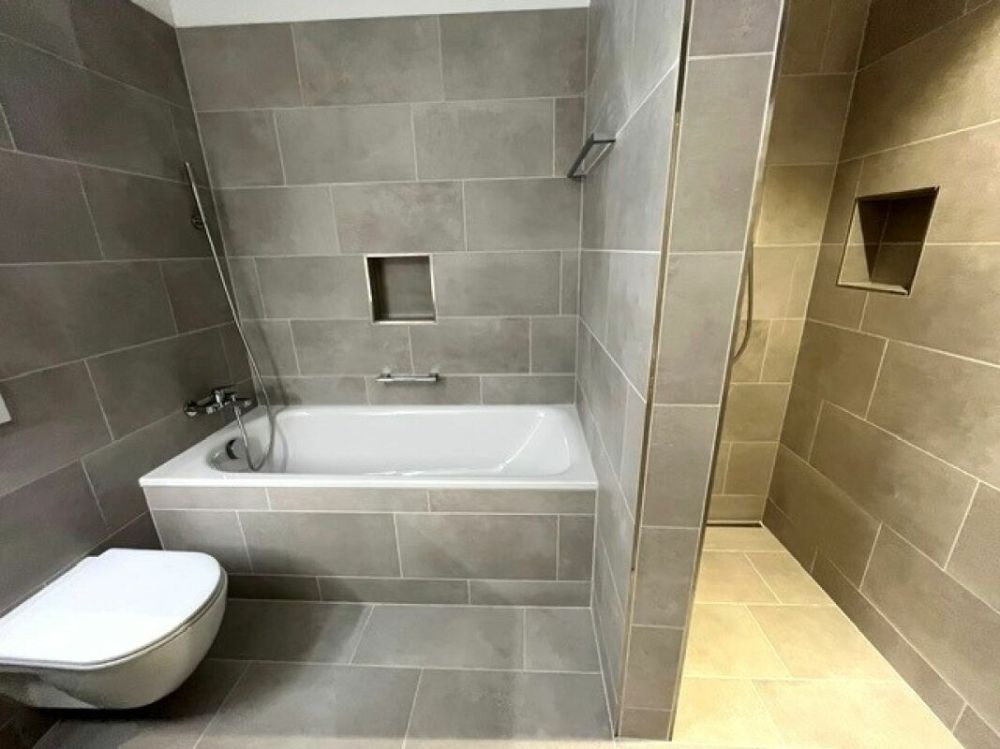 Erstvermietung! 3.5-Zimmer-Wohnung mit Terrasse direkt am Wasser inkl. Einstellplatz - Bad mit Dusche / Wanne