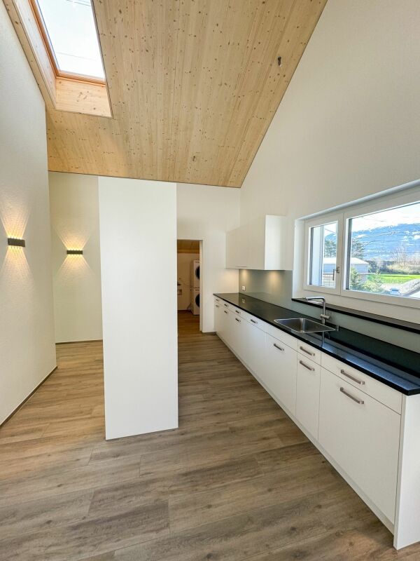 Neuwertige 2.5 Zimmerwohnung im Dachgeschoss - Bild 1