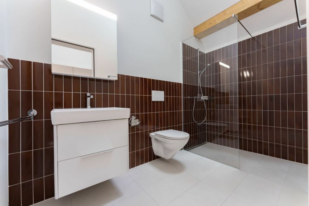 Erstvermietung "Haus Fridolin": Moderne Dachwohnung im Herzen von Glarus - Bild 2