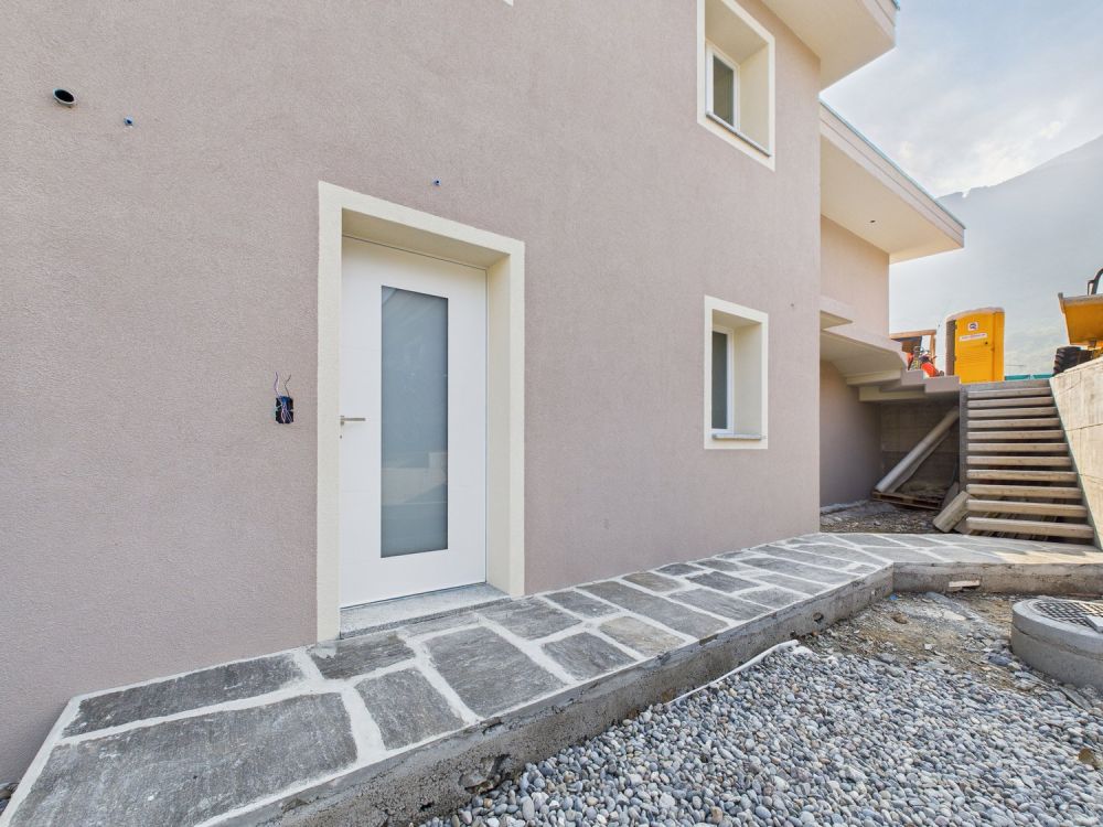 Moderno appartamento 2.5 locali con giardino e vista panoramica a Rivera - Bild 2