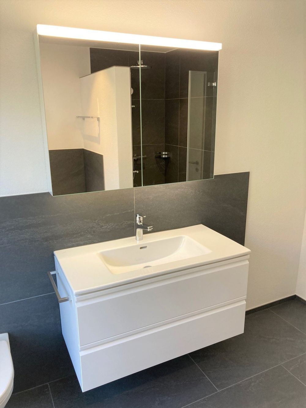 Wohnen an ruhiger, idyllischer Lage mitten im Dorfkern von Egerkingen - Badezimmer mit Dusche und Badewanne